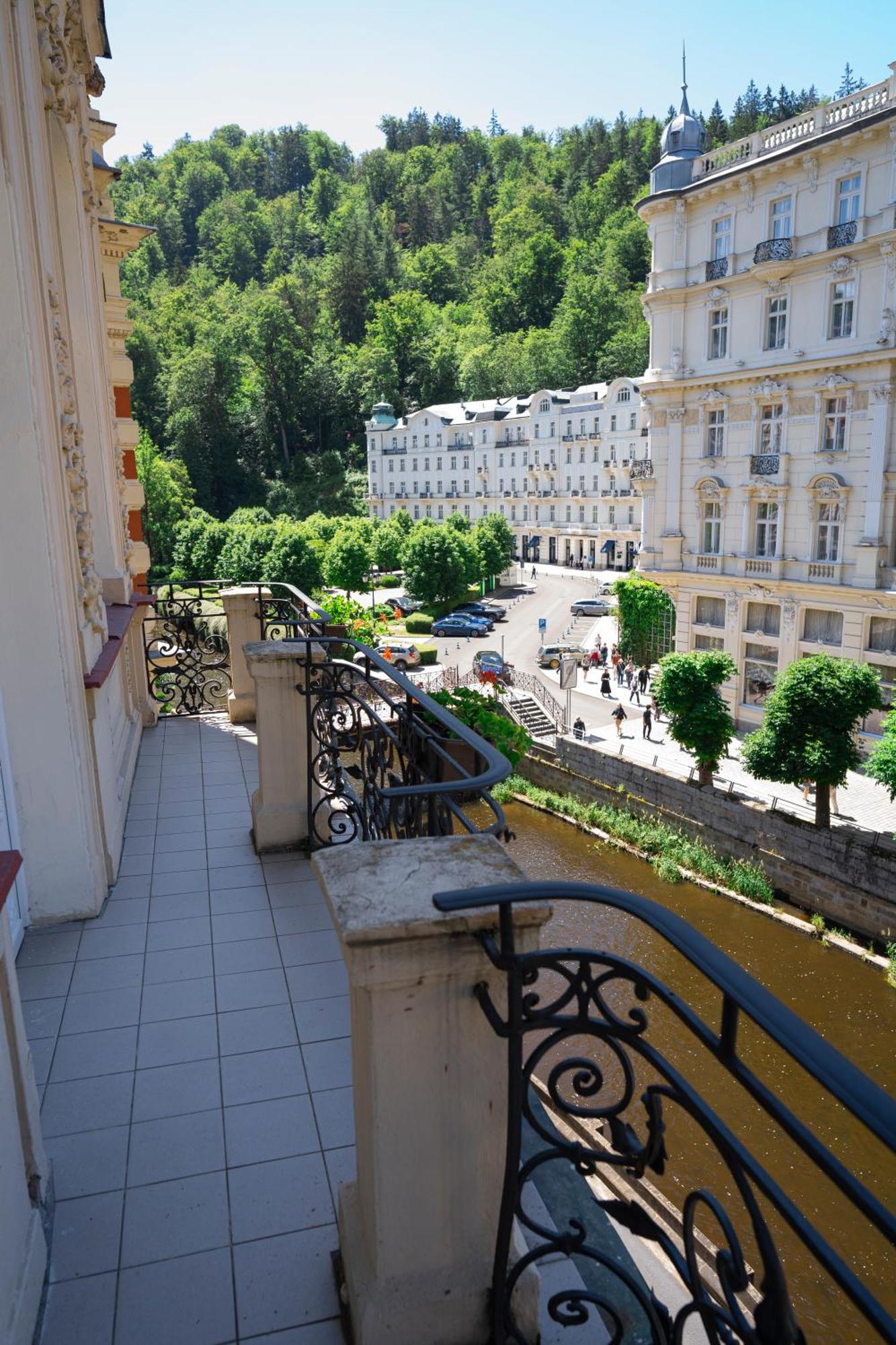 Alisa Hotel 4*