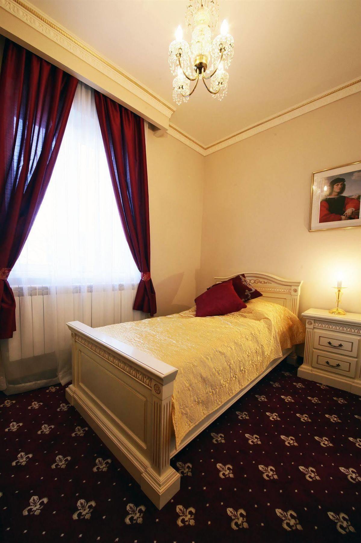 Alisa Hotel 4*