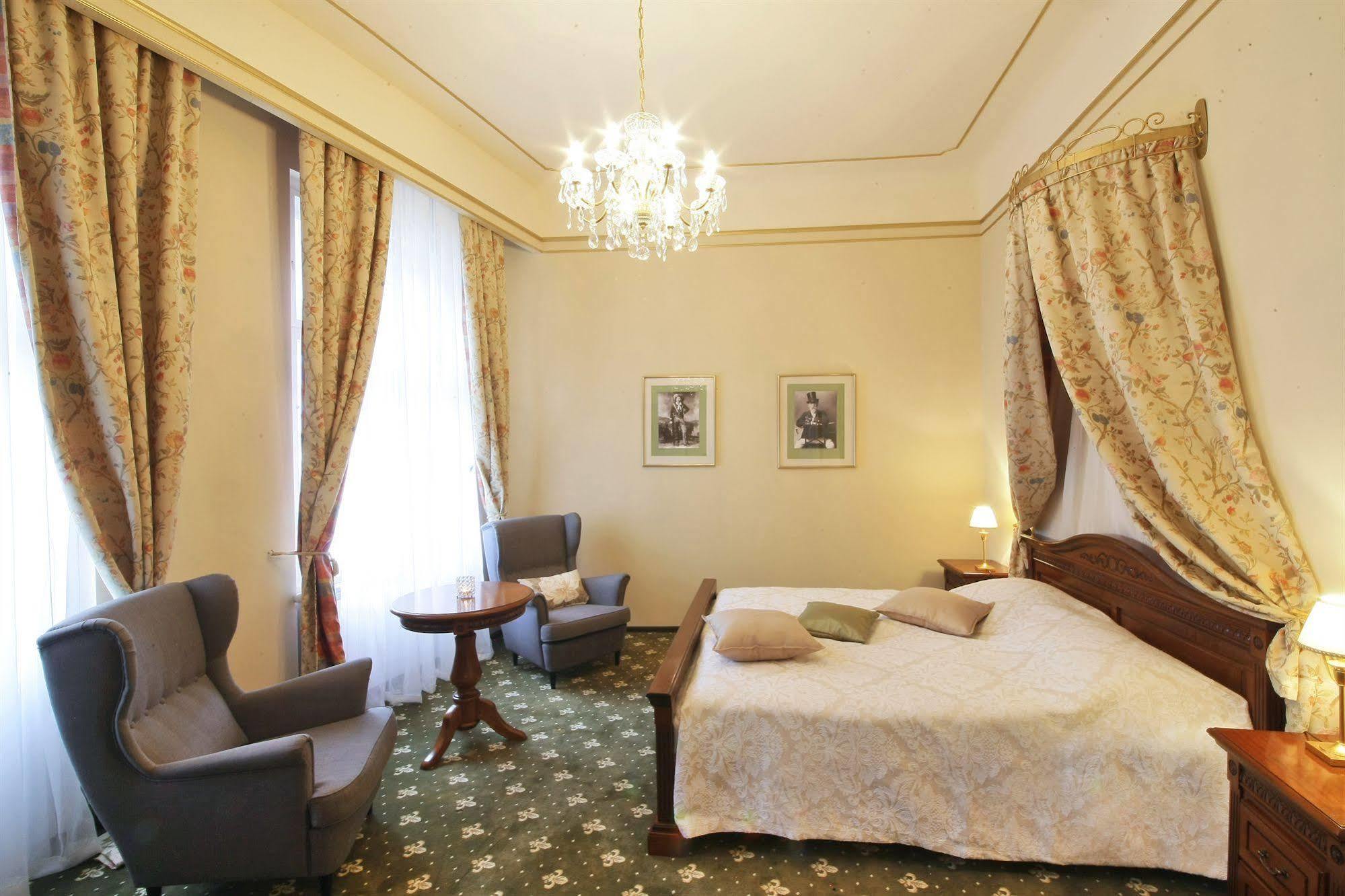 Alisa Hotel 4*